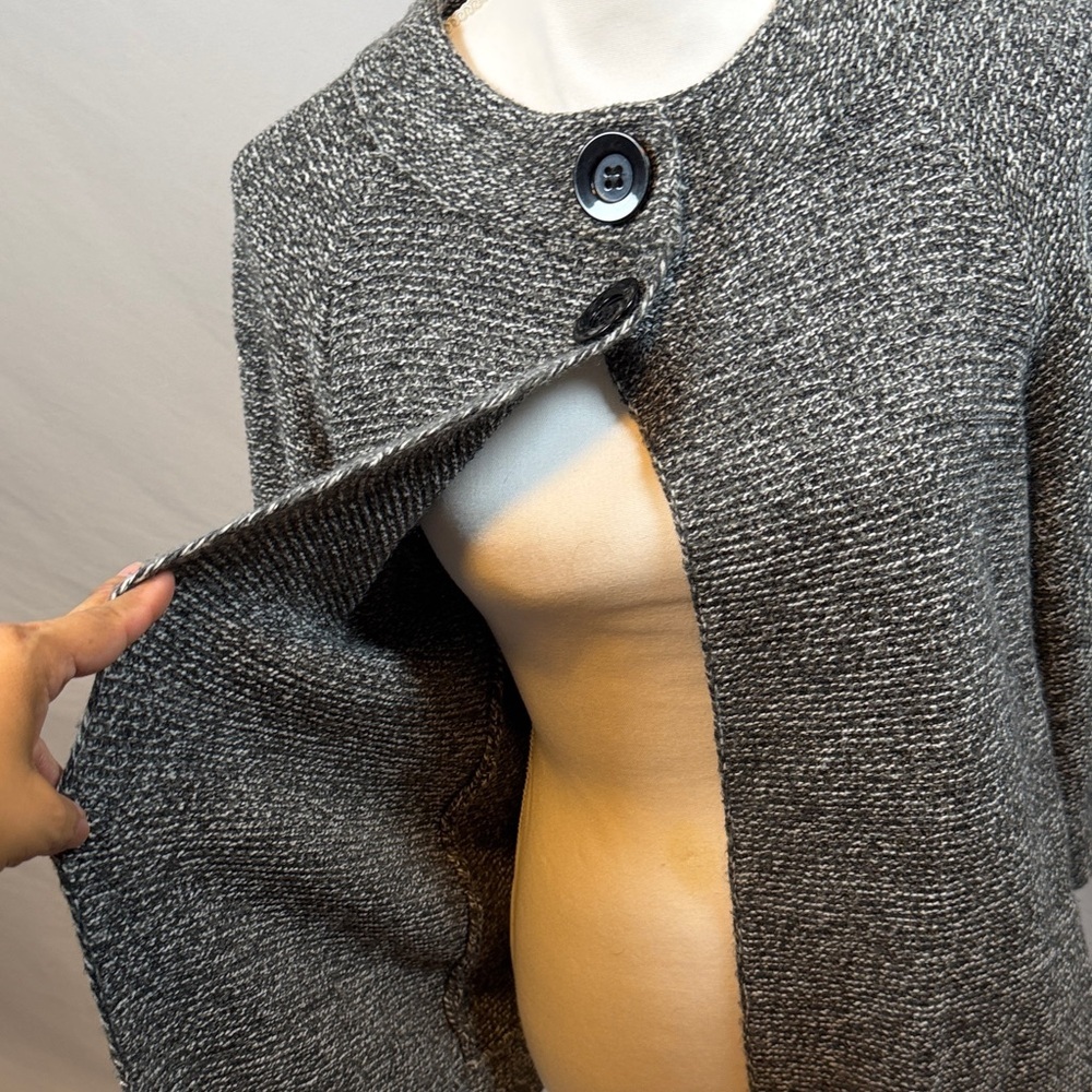 Chic Gray Buttoned Women's Poncho - Picture 5 of 9